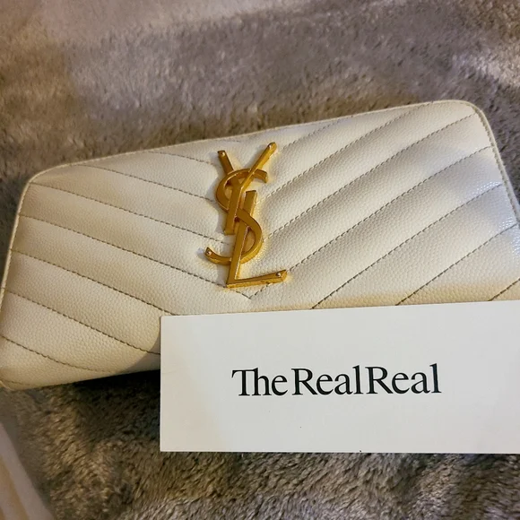π€β€οΈβπ₯πAuthentic pre-owned Yves Saint Laurent Chevron zip around wallet! π€π - Picture 8 of 9